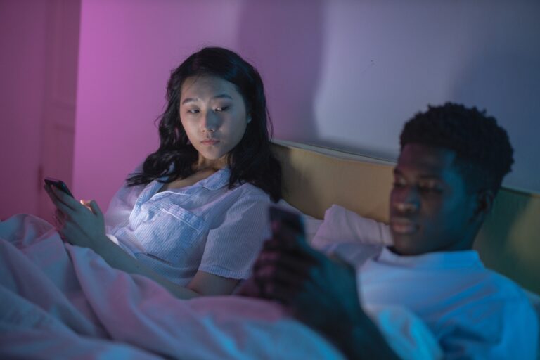 5 Social Media Habits Couples Should Avoid