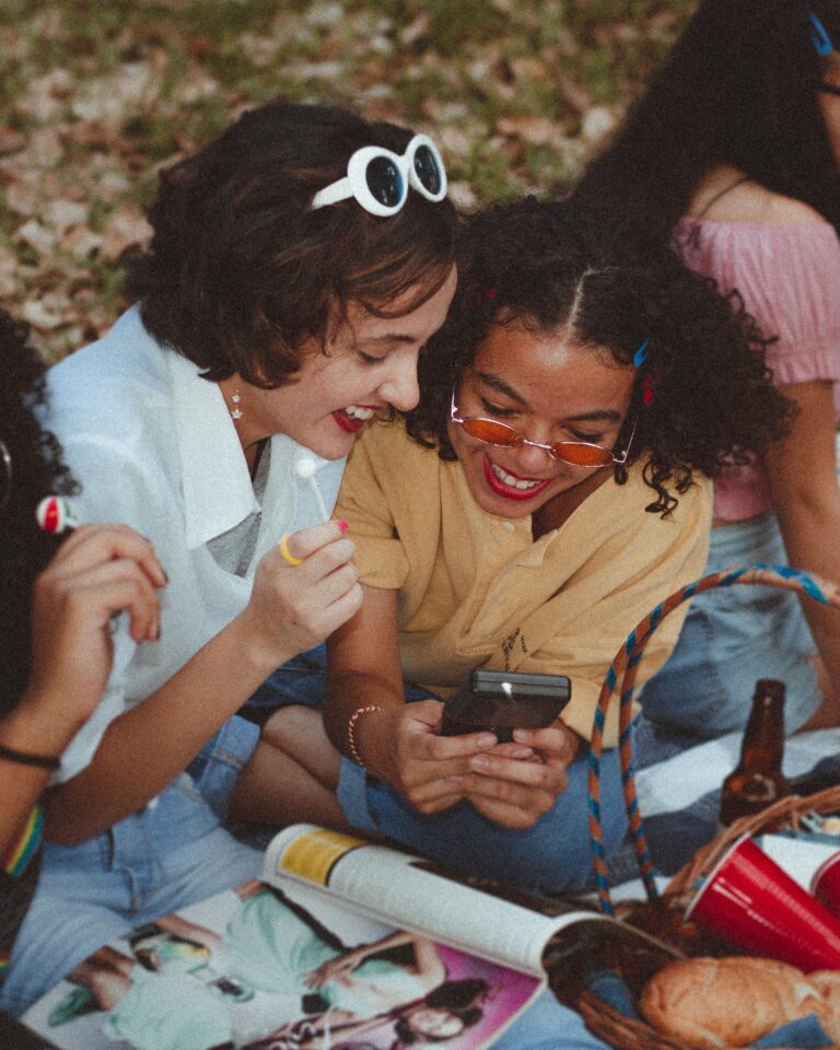 7 celebrities who’ve tried online dating